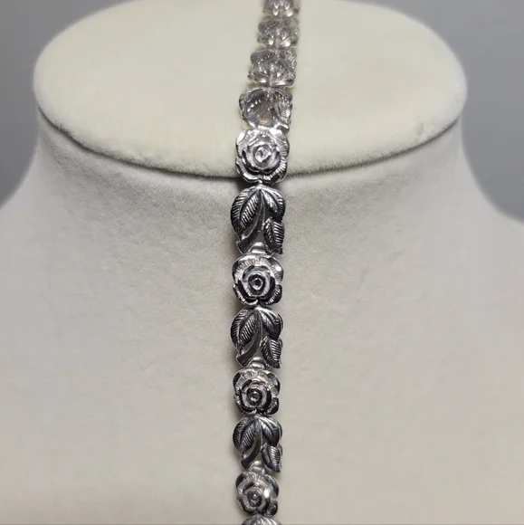 Elegant Sterling Silver Floral Bracelet - Picture 3 of 4